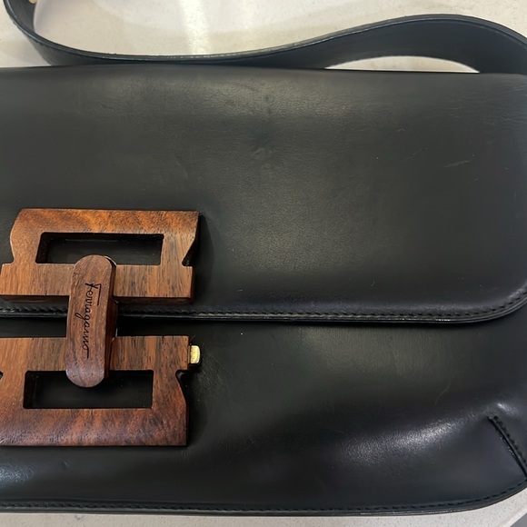 Salvatore Ferragamo Gancini wood logo shoulder bag. Black leather with wood logo - Picture 12 of 17